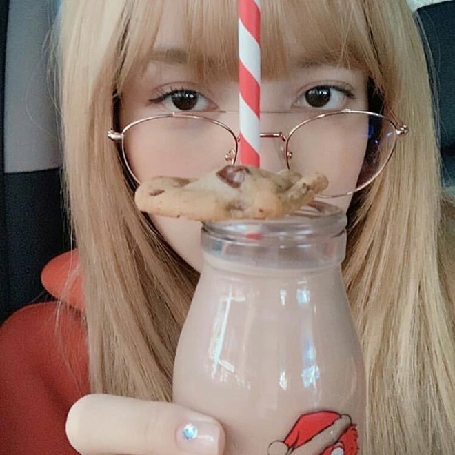 Lisa (BLACKPINK) có chùm ảnh selfie với đồ ăn khiến fan vừa đói vừa… thiếu nghị lực, nhìn vào đôi mắt ấy là quên cả thèm ăn! - Ảnh 4.