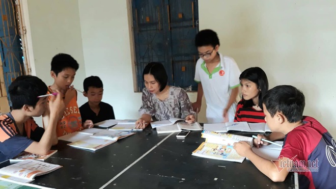 Cô giáo Quảng Trị 8 năm dạy tiếng Anh miễn phí cho học sinh - Ảnh 1.