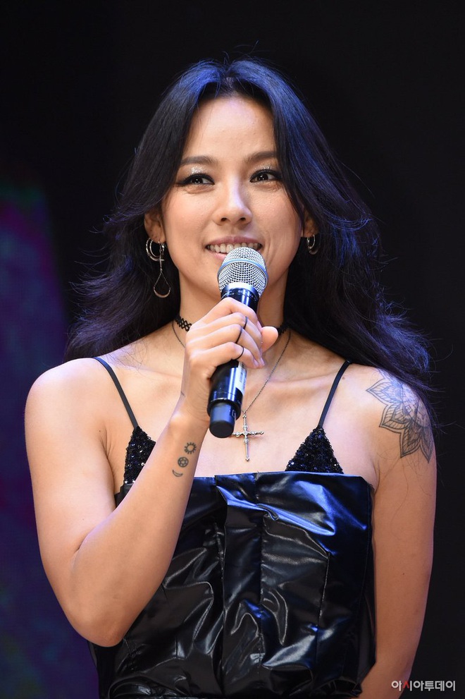 Lee Hyori trang điểm nhợt nhạt khoe hình xăm độc đáo ở tay