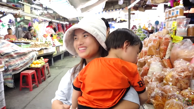 Hai mẹ con Quỳnh Trần JP và bé Sa càn quét chợ Bà Chiểu khiến người người nhà nhà phấn khích, ai nấy đều háo hức xin chụp hình - Ảnh 1.