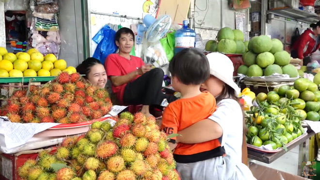 Hai mẹ con Quỳnh Trần JP và bé Sa càn quét chợ Bà Chiểu khiến người người nhà nhà phấn khích, ai nấy đều háo hức xin chụp hình - Ảnh 3.