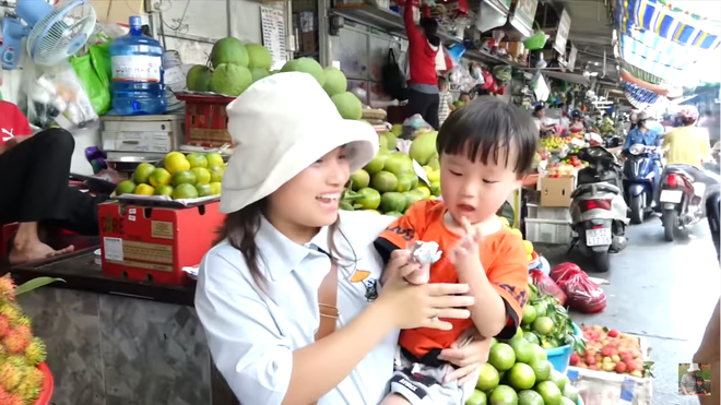 Hai mẹ con Quỳnh Trần JP và bé Sa càn quét chợ Bà Chiểu khiến người người nhà nhà phấn khích, ai nấy đều háo hức xin chụp hình - Ảnh 4.