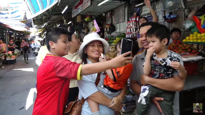 Hai mẹ con Quỳnh Trần JP và bé Sa càn quét chợ Bà Chiểu khiến người người nhà nhà phấn khích, ai nấy đều háo hức xin chụp hình - Ảnh 2.