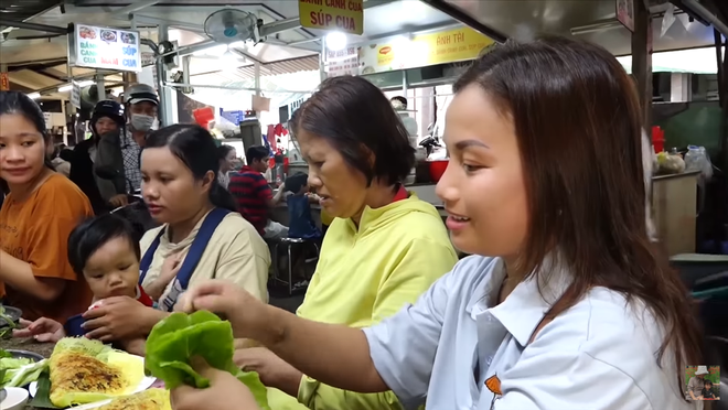 Hai mẹ con Quỳnh Trần JP và bé Sa càn quét chợ Bà Chiểu khiến người người nhà nhà phấn khích, ai nấy đều háo hức xin chụp hình - Ảnh 9.