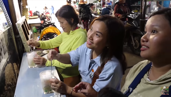 Hai mẹ con Quỳnh Trần JP và bé Sa càn quét chợ Bà Chiểu khiến người người nhà nhà phấn khích, ai nấy đều háo hức xin chụp hình - Ảnh 10.