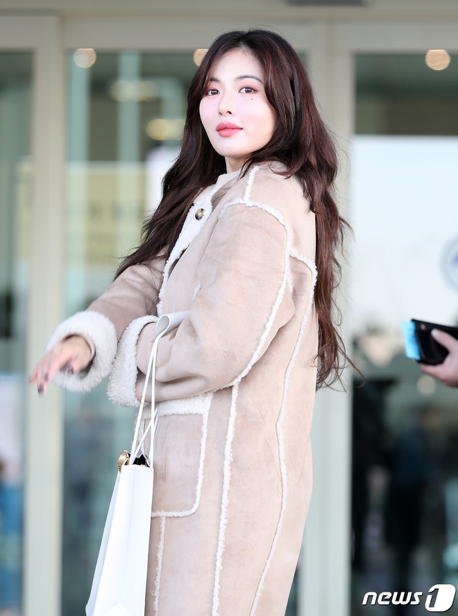 2 nữ hoàng solo đọ sắc tại sân bay: Hyuna lần đầu lộ diện sau tuyên bố trầm cảm, em gái quốc dân IU lột xác cá tính - Ảnh 3.