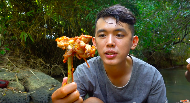 Youtuber nghị lực nhất Việt Nam: ở nhà tre nứa, làm phụ hồ nhưng vẫn gây dựng được channel ẩm thực hơn 760k subscribers - Ảnh 36.