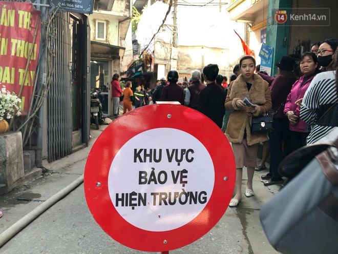 Hà Nội: Xe chở gas bất ngờ bốc cháy dữ dội kèm nhiều tiếng nổ, hàng trăm người dân hoảng hốt bỏ chạy - Ảnh 3.