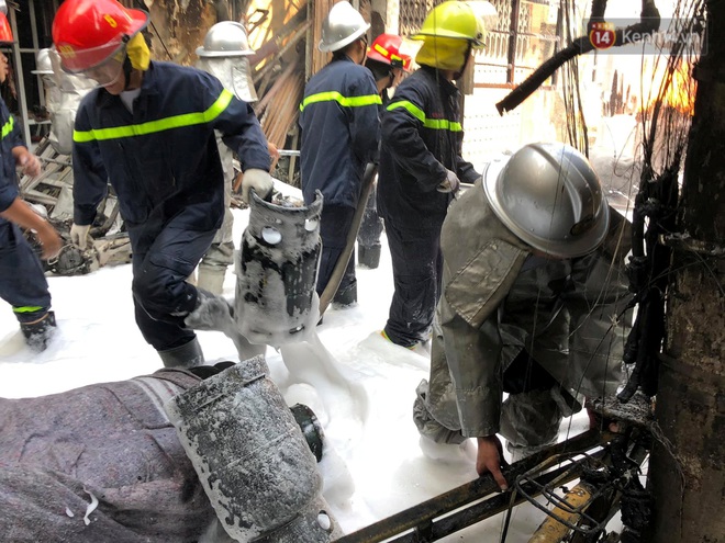 Hà Nội: Xe chở gas bất ngờ bốc cháy dữ dội kèm nhiều tiếng nổ, hàng trăm người dân hoảng hốt bỏ chạy - Ảnh 4. Hà Nội: Xe chở gas bất ngờ bốc cháy dữ dội kèm nhiều tiếng nổ, hàng trăm người dân hoảng hốt bỏ chạy - Ảnh 4.