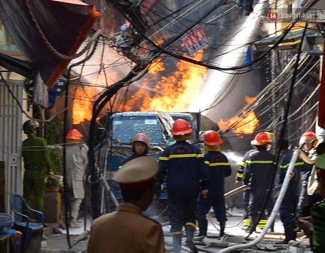 Hà Nội: Xe chở gas bất ngờ bốc cháy dữ dội kèm nhiều tiếng nổ, hàng trăm người dân hoảng hốt bỏ chạy - Ảnh 2. Hà Nội: Xe chở gas bất ngờ bốc cháy dữ dội kèm nhiều tiếng nổ, hàng trăm người dân hoảng hốt bỏ chạy - Ảnh 2.