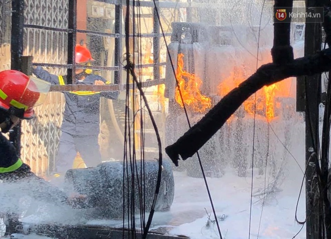 H&agrave; Nội: Xe chở gas bất ngờ bốc ch&aacute;y dữ dội k&egrave;m nhiều tiếng nổ, h&agrave;ng trăm người d&acirc;n hoảng hốt bỏ chạy - Ảnh 5.