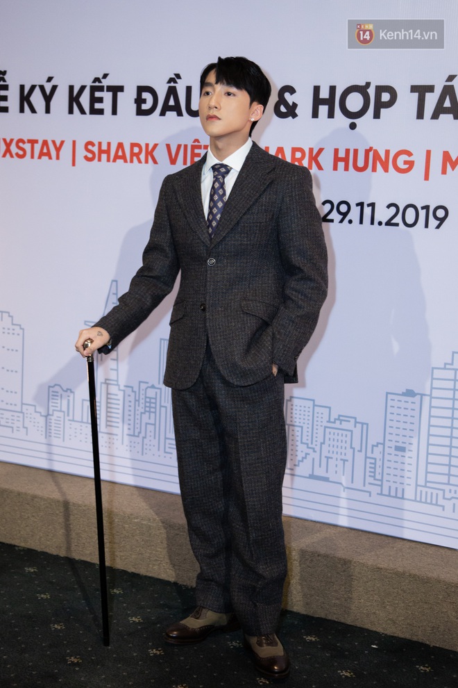 Chủ tịch Nguyễn Thanh Tùng (Aka Sơn Tùng M-TP) chống gậy ba toong đi dự sự kiện - Ảnh 3.