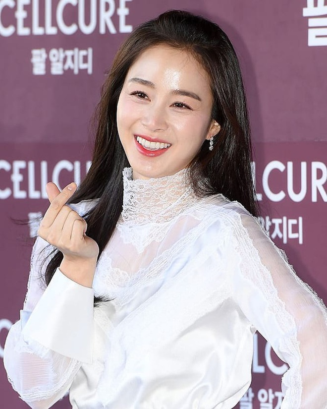 Kim Tae Hee lần đầu chính thức lộ diện sau khi lâm bồn: Lộ khuyết điểm nhưng vẫn được tung hô mẹ 2 con đẹp nhất châu Á - Ảnh 4.