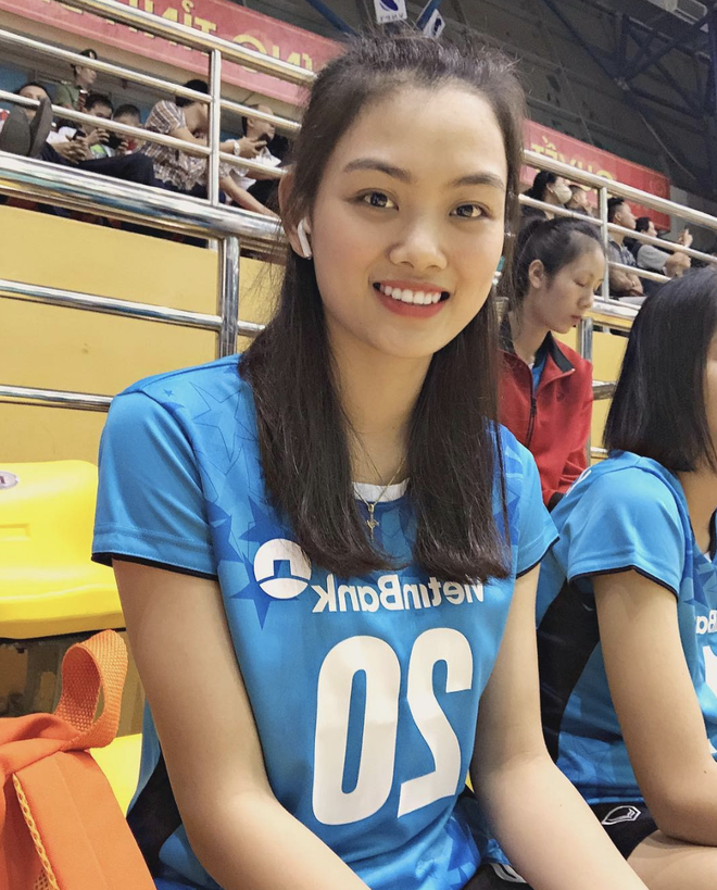Ấn tượng trước nhan sắc của hot girl đội tuyển b&oacute;ng chuyền nữ Việt Nam: Trải qua 3 tiếng chờ đợi mỏi mệt vẫn to&aacute;t l&ecirc;n thần th&aacute;i hơn người - Ảnh 9.