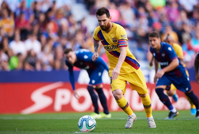 Messi mở tỷ số từ chấm phạt đền, Barcelona vẫn bất ngờ sụp đổ trong 8 phút và đại bại trước đối thủ ít ai ngờ tới - Ảnh 2.