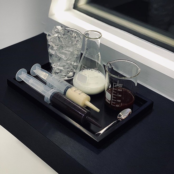 Bạn đã thử chưa: Uống cà phê từ ống tiêm và cốc được dùng trong các phòng thí nghiệm - Ảnh 6.
