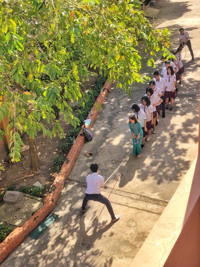Giờ ra chơi vứt giày, bất chấp áo dài “quẩy” cùng học sinh, cô giáo gây sốt dân mạng trước độ chịu chơi tới bến của giáo viên trường người ta - Ảnh 2.