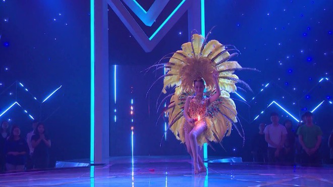 Hoa hậu Chuyển giới g&acirc;y ấn tượng với m&agrave;n m&uacute;a nến mạo hiểm tr&ecirc;n show hẹn h&ograve; - Ảnh 12.
