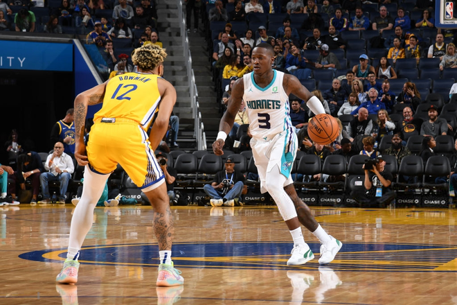 NBA 19-20: Chấn thương t&agrave;n ph&aacute; cả đội h&igrave;nh, Golden State Warriors nhận thất bại thứ 4 tr&ecirc;n s&acirc;n nh&agrave; trước Charlotte Hornets - Ảnh 2.
