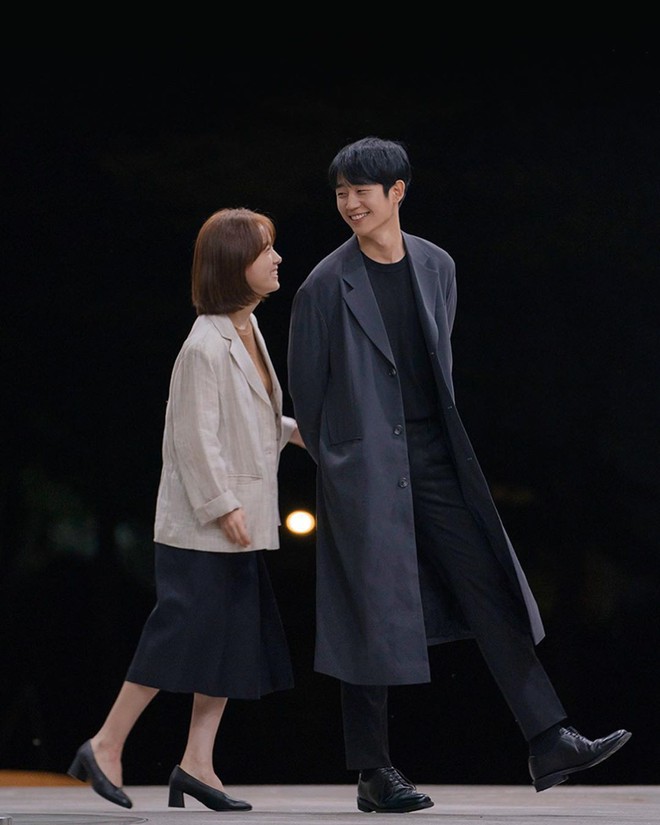 Đặc sản thời trang trong phim H&agrave;n m&ugrave;a Thu Đ&ocirc;ng: Mu&ocirc;n c&aacute;ch diện &aacute;o blazer chỉ c&oacute; đẹp v&agrave; s&agrave;nh điệu trở l&ecirc;n - Ảnh 4.