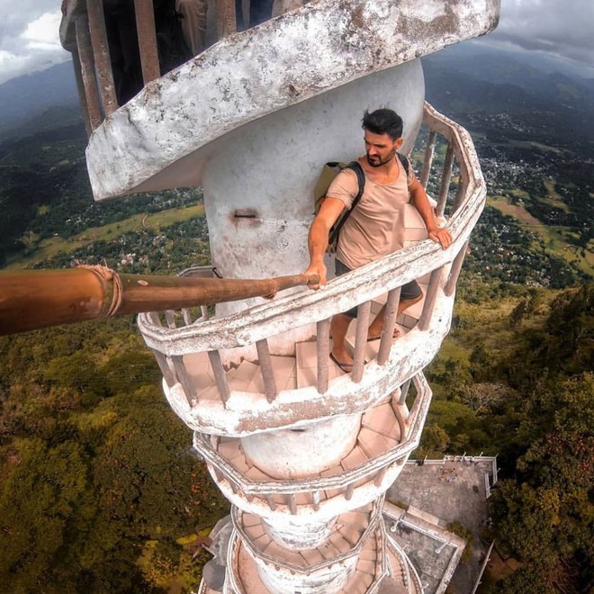 Clip leo cầu thang ở tháp xoắn ốc kỳ quái thu hút 4 triệu lượt xem, sợ đến thót tim nhưng nhiều du khách vẫn liều mình muốn thử - Ảnh 7.