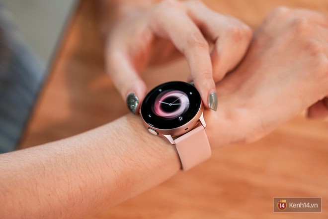 Đánh giá thiết kế Galaxy Watch Active 2: Thay đổi ít nhưng trải nghiệm vẫn nhiều - Ảnh 2.