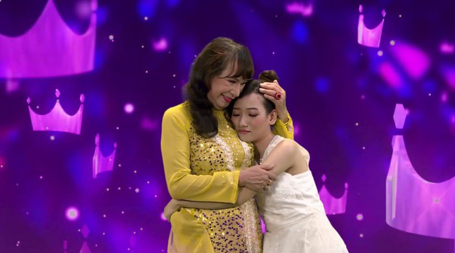 Hoa hậu Chuyển giới g&acirc;y ấn tượng với m&agrave;n m&uacute;a nến mạo hiểm tr&ecirc;n show hẹn h&ograve; - Ảnh 7.