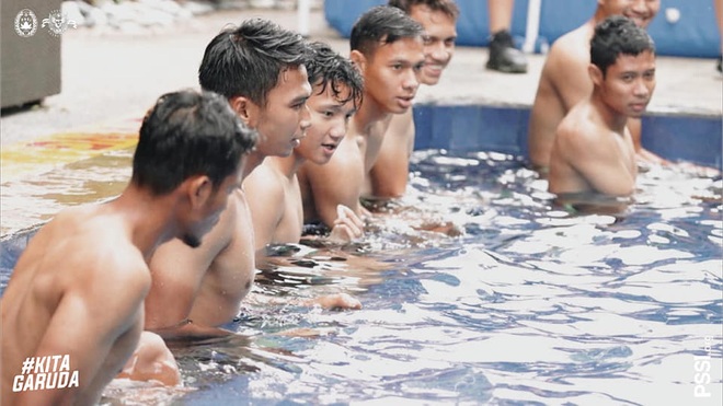 Đối thủ U22 Indonesia tr&agrave;n đầy tự tin, khoe cơ bụng 6 m&uacute;i ở bể bơi kh&aacute;ch sạn U22 Việt Nam đ&oacute;ng qu&acirc;n  - Ảnh 1.