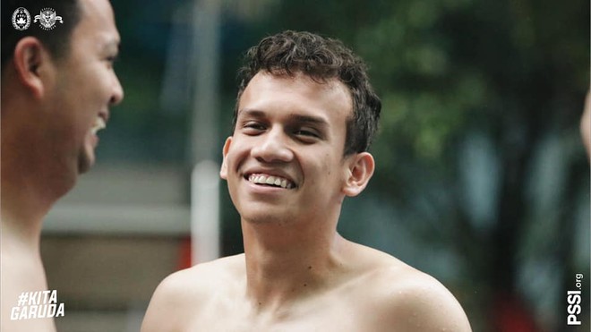 Đối thủ U22 Indonesia tr&agrave;n đầy tự tin, khoe cơ bụng 6 m&uacute;i ở bể bơi kh&aacute;ch sạn U22 Việt Nam đ&oacute;ng qu&acirc;n  - Ảnh 6.