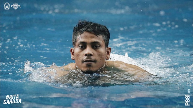Đối thủ U22 Indonesia tr&agrave;n đầy tự tin, khoe cơ bụng 6 m&uacute;i ở bể bơi kh&aacute;ch sạn U22 Việt Nam đ&oacute;ng qu&acirc;n  - Ảnh 9.