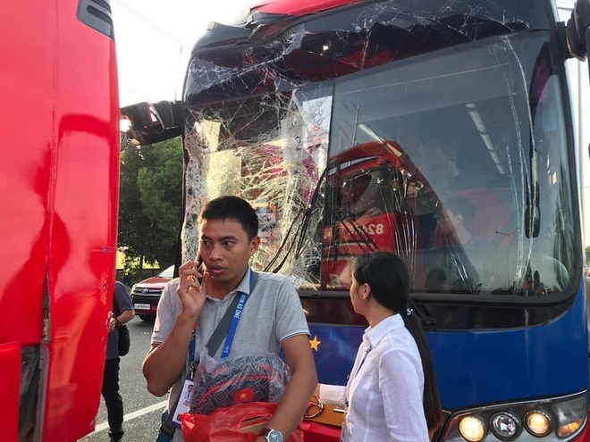 Xe chở VĐV Việt Nam gặp tai nạn trên đường đến dự khai mạc SEA Games - Ảnh 4.