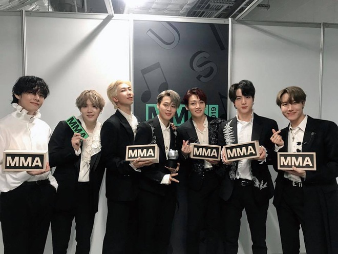 Khoảnh khắc đẹp tại MMA 2019: BTS ở lại sau cùng, 7 thành viên nắm tay nhau cúi gập người chào khán giả sau khi ôm trọn Daesang - Ảnh 2.