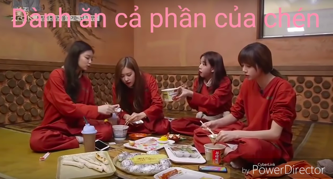 Clip tổng hợp tất cả các đoạn ăn uống của “thánh ăn” Rosé (BLACKPINK) “gây sốt” Youtube: Quay vlog mukbang luôn đi Rosé ơi! - Ảnh 7.