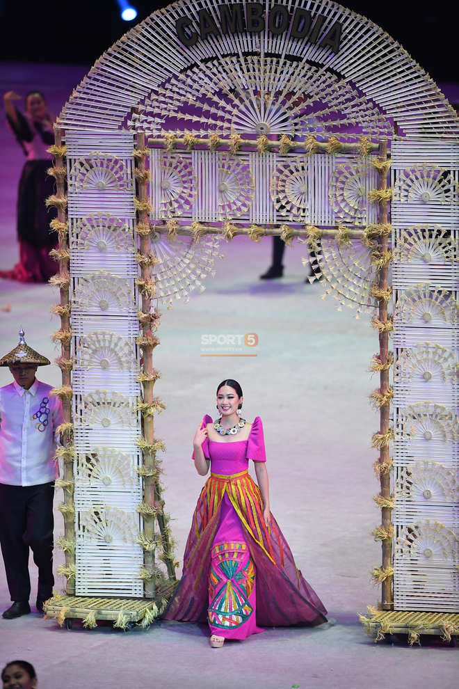 Cận cảnh d&agrave;n hoa hậu xinh tươi tham gia diễu h&agrave;nh khai mạc SEA Games 30 - Ảnh 4.