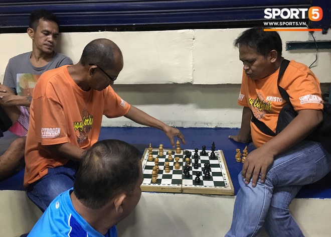 Bên lề SEA Games 30: Ở Philippines, người dân ngồi lề đường đánh cờ vua, trẻ con say mê đá cầu, bóng rổ - Ảnh 2.