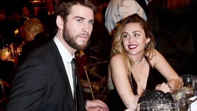 Trong l&uacute;c hạnh ph&uacute;c b&ecirc;n t&igrave;nh mới Cody Simpson, Miley Cyrus vẫn t&igrave;m c&aacute;ch quay lại với chồng cũ Liam Hemsworth? - Ảnh 1.