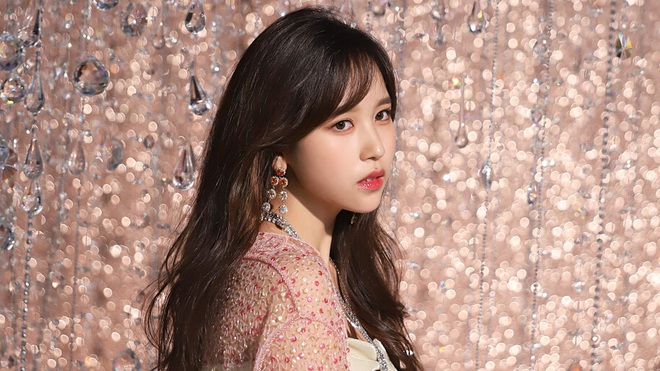 Mina (TWICE) - nhan sắc quyến rũ và sức hút của cô ấy luôn làm cho mọi người phải trầm trồ. Những hình ảnh đầy năng lượng và đầy cảm xúc của cô ấy sẽ đưa bạn vào một thế giới đầy màu sắc và âm nhạc.