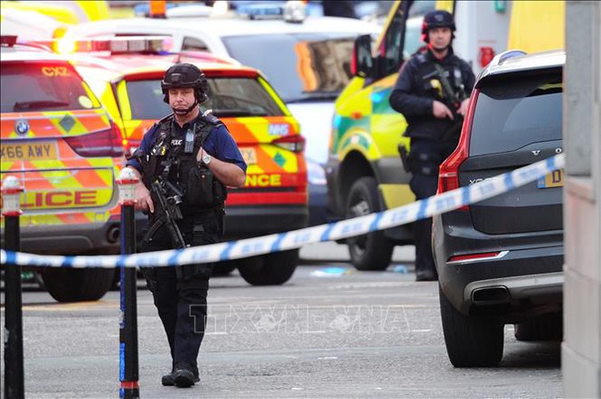  Anh: Cảnh sát xác nhận vụ tấn công khủng bố bằng dao  - Ảnh 1.