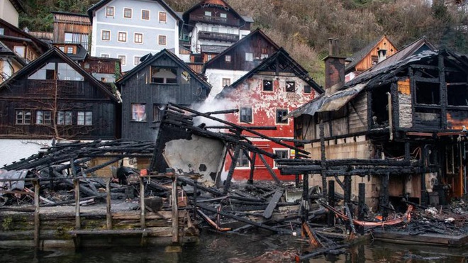 Cháy lớn tại di sản thế giới Hallstatt (Áo) - địa điểm du lịch số 1 châu Âu: các ngôi nhà gỗ đã bị lửa thiêu rụi - Ảnh 3.