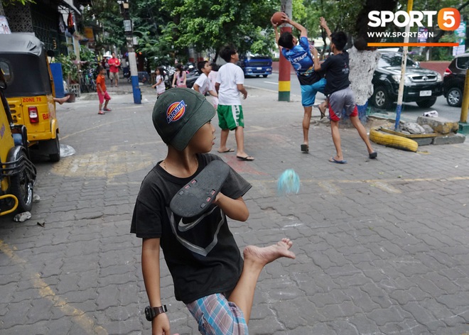 Bên lề SEA Games 30: Ở Philippines, người dân ngồi lề đường đánh cờ vua, trẻ con say mê đá cầu, bóng rổ - Ảnh 4.