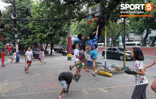 Bên lề SEA Games 30: Ở Philippines, người dân ngồi lề đường đánh cờ vua, trẻ con say mê đá cầu, bóng rổ - Ảnh 8.