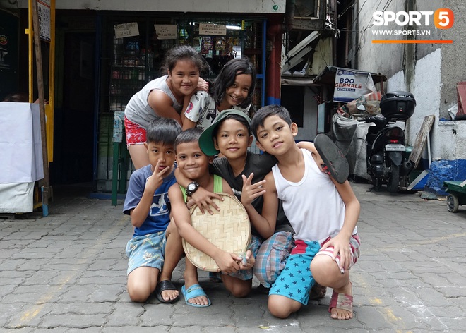 Bên lề SEA Games 30: Ở Philippines, người dân ngồi lề đường đánh cờ vua, trẻ con say mê đá cầu, bóng rổ - Ảnh 5.
