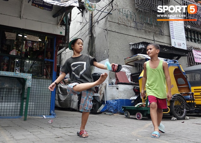 Bên lề SEA Games 30: Ở Philippines, người dân ngồi lề đường đánh cờ vua, trẻ con say mê đá cầu, bóng rổ - Ảnh 3.