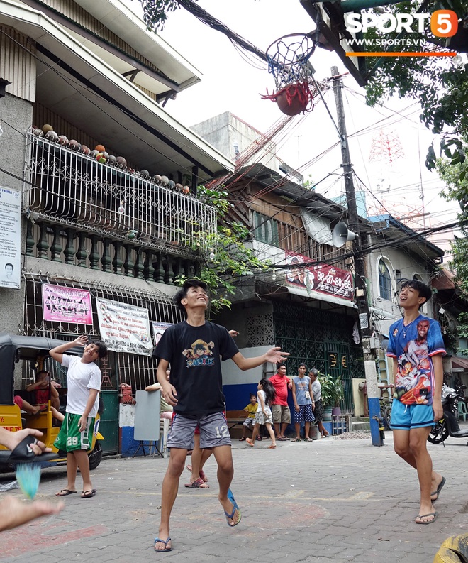 Bên lề SEA Games 30: Ở Philippines, người dân ngồi lề đường đánh cờ vua, trẻ con say mê đá cầu, bóng rổ - Ảnh 6.