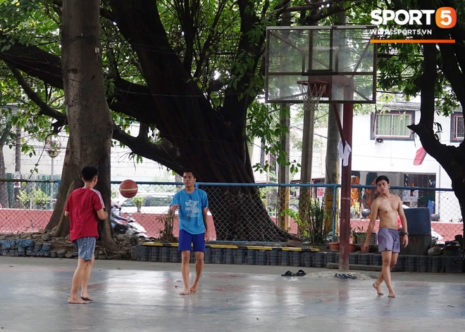 Bên lề SEA Games 30: Ở Philippines, người dân ngồi lề đường đánh cờ vua, trẻ con say mê đá cầu, bóng rổ - Ảnh 10.