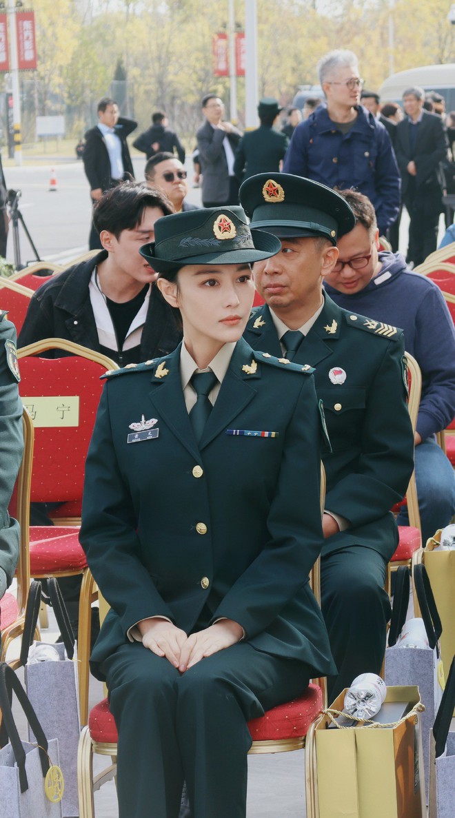 Khí chất lất át cả Lý Dịch Phong, bà mẹ bỉm sữa Trương Hinh Dư gây sốt với hình ảnh quân nhân siêu ngầu - Ảnh 3.