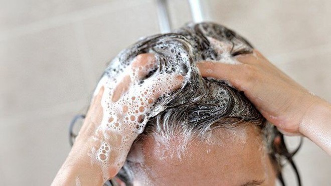 Chuyên gia làm tóc tiết lộ bí quyết để có được mái tóc bồng bềnh, bóng khỏe trong mùa hanh khô - Ảnh 1.