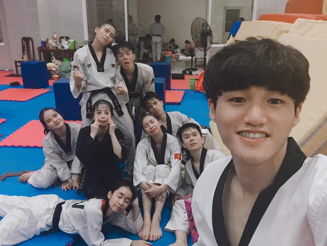 Tuyển Taekwondo Việt Nam dự SEA Games muốn cover m&agrave;n chọc ghẹo đội trưởng Quế Ngọc Hải - Ảnh 6.