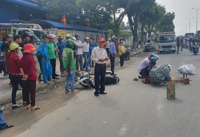 Người thân gào khóc bên thi thể người phụ nữ bị xe trộn bê tông cán tử vong - Ảnh 2.