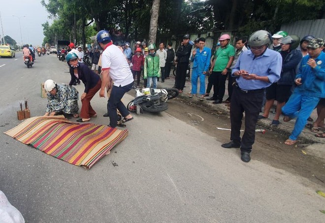 Người thân gào khóc bên thi thể người phụ nữ bị xe trộn bê tông cán tử vong - Ảnh 1.